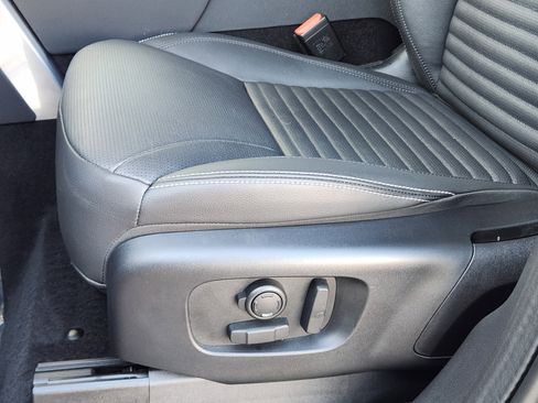 Certified 2025 Land Rover Discovery S image 26