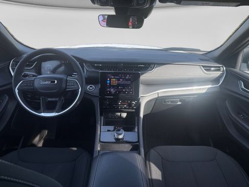 Used 2025 Jeep Grand Cherokee Laredo w/ Luxury Tech Group I image 15