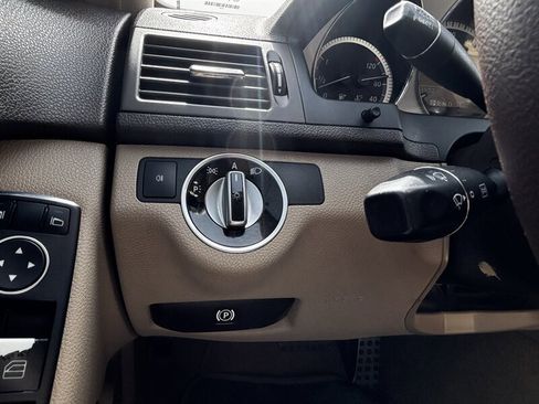 Used 2011 Mercedes-Benz C 300 Sedan image 27