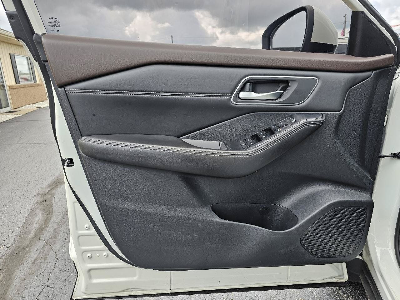 Used 2021 Nissan Rogue SV w/ Premium Package FWD image 4