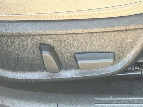Used 2025 Genesis G70 2.5T RWD image 32