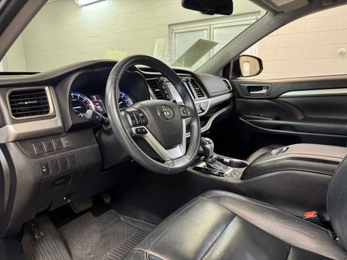 Used 2016 Toyota Highlander XLE AWD/4WD image 12