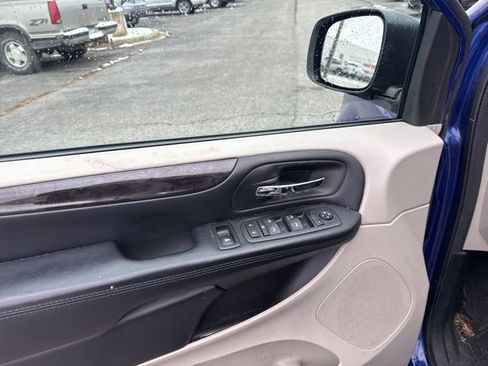 Used 2019 Dodge Grand Caravan SE w/ UConnect Hands-Free Group image 9