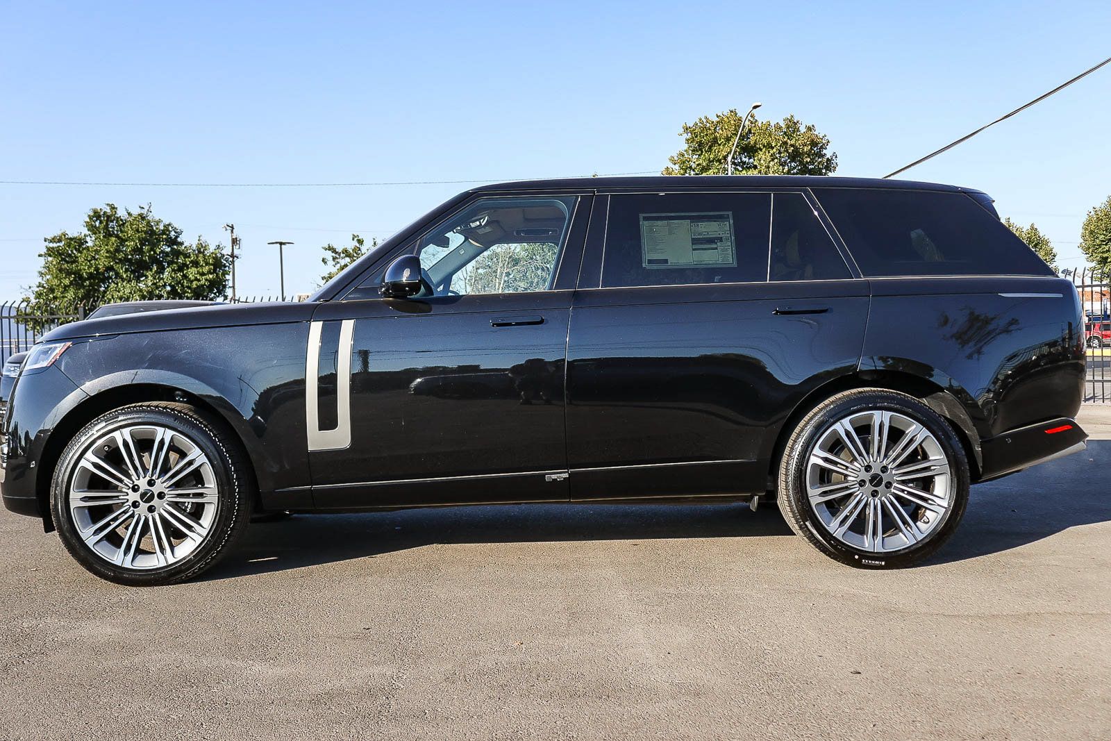 New 2026 Land Rover Range Rover Long Wheelbase SE AWD/4WD image 8