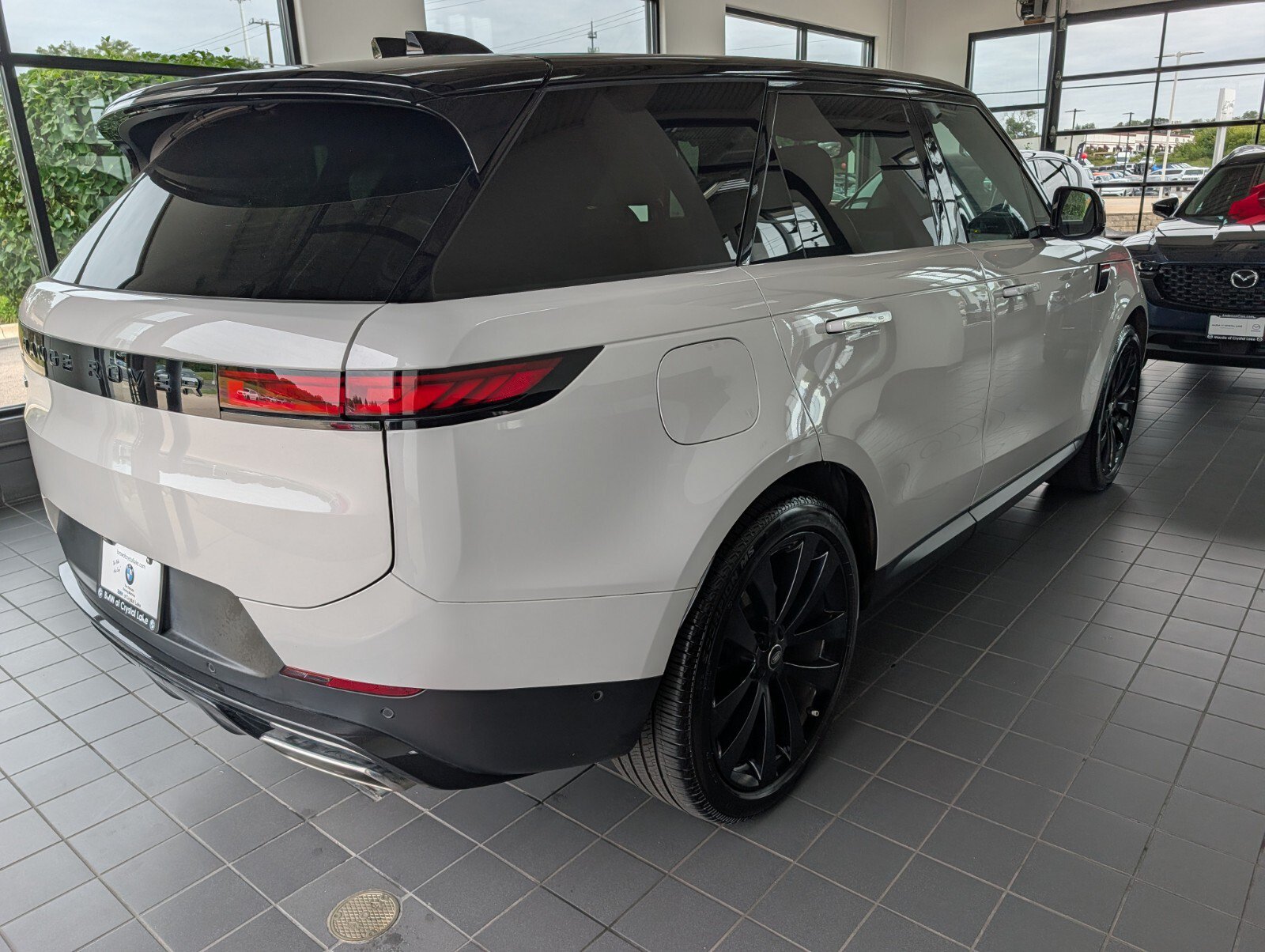 Used 2025 Land Rover Range Rover Sport SE AWD/4WD image 2