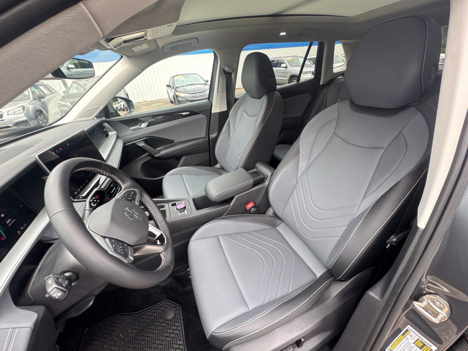 Used 2026 Volkswagen Tiguan SE AWD/4WD image 16