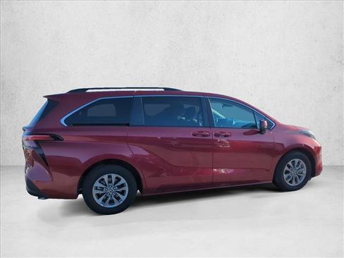 Used 2022 Toyota Sienna LE image 3