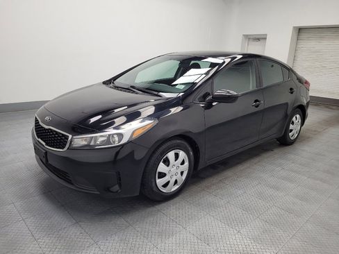 Used 2017 Kia Forte LX image 2