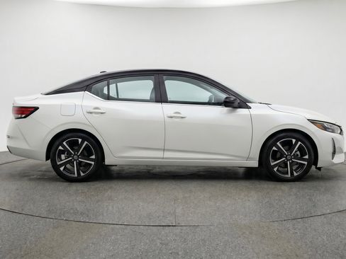 Used 2025 Nissan Sentra SV image 11