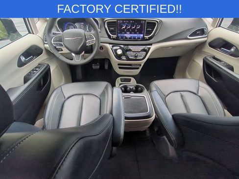 Certified 2024 Chrysler Pacifica Touring-L FWD image 30
