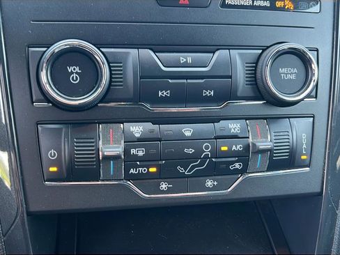 Used 2018 Ford Explorer XLT w/ Equipment Group 201A AWD/4WD image 23