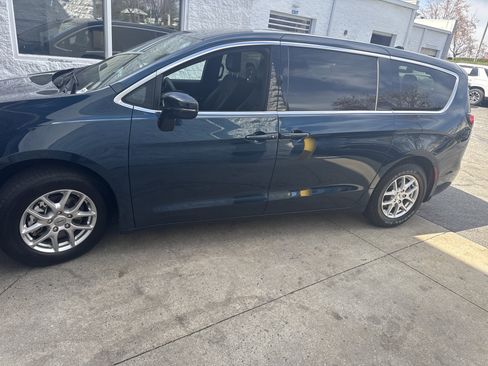 Used 2025 Chrysler Pacifica Select image 7