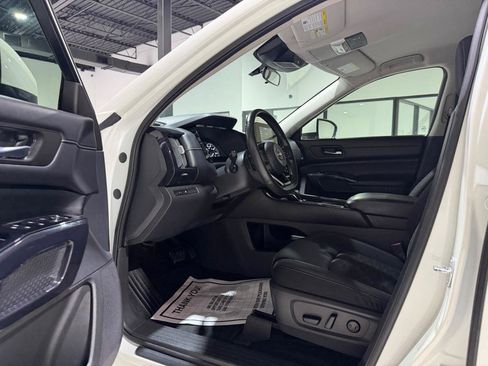Used 2022 Nissan Pathfinder SV FWD image 16