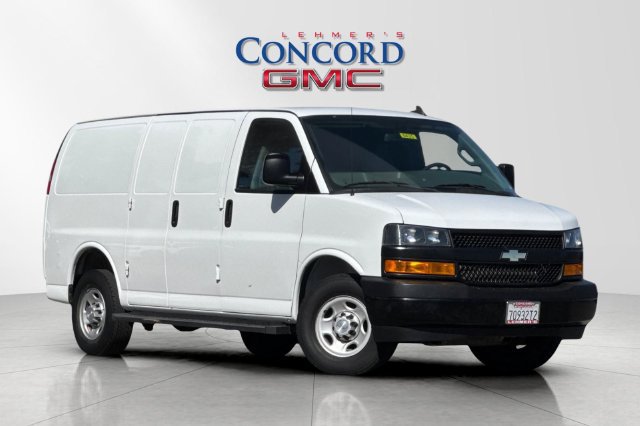 Used 2018 Chevrolet Express 2500 RWD image 2