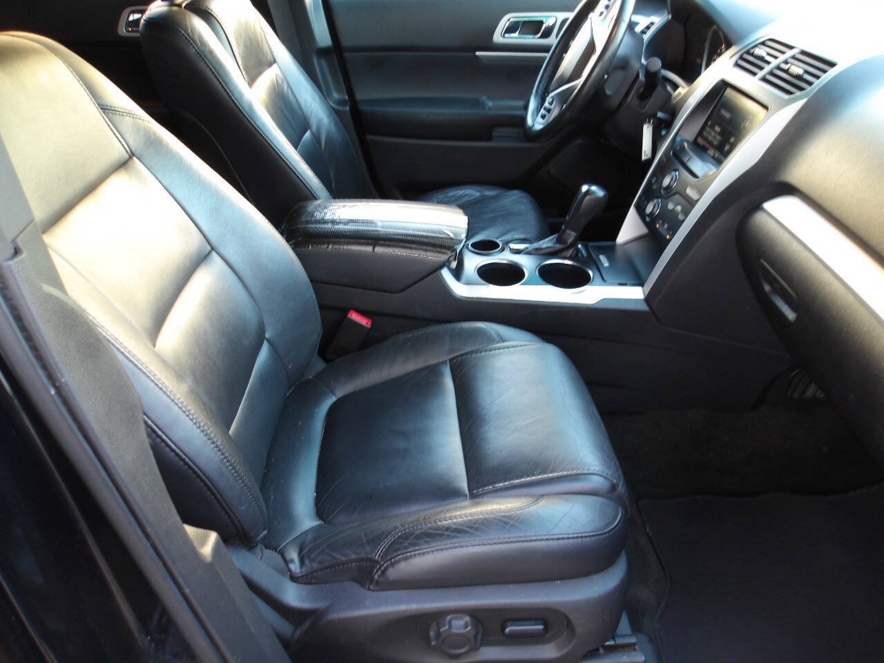 Used 2014 Ford Explorer XLT w/ Equipment Group 202A FWD image 7