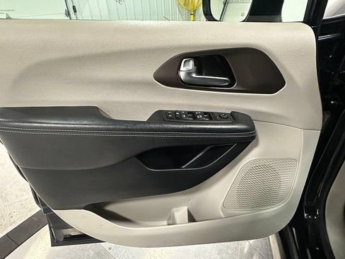 Used 2020 Chrysler Voyager Lxi FWD image 18