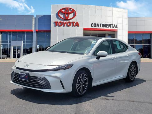 Used 2026 Toyota Camry XLE AWD/4WD image 3