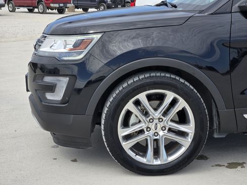 Used 2017 Ford Explorer XLT w/ Equipment Group 202A FWD image 8
