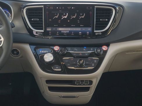 Used 2024 Chrysler Pacifica Touring-L image 32