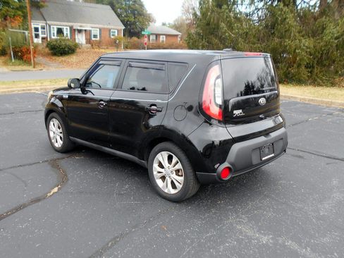 Used 2015 Kia Soul + image 8
