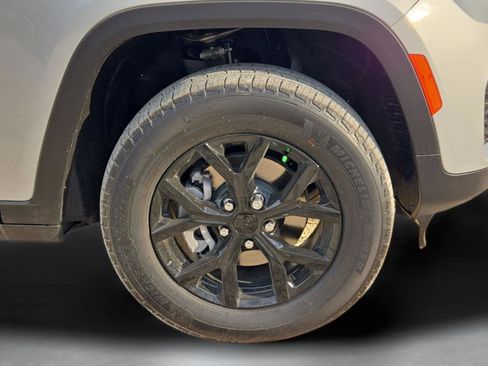 New 2025 Jeep Grand Cherokee Altitude RWD image 32
