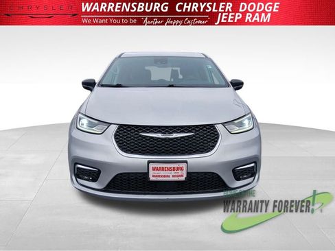 Used 2024 Chrysler Pacifica Touring-L image 10