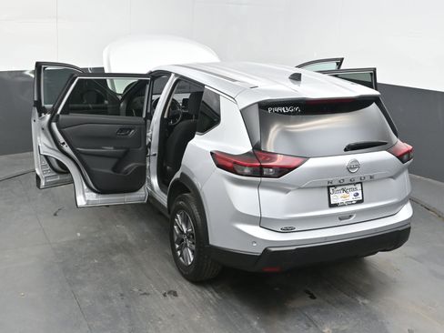 Used 2024 Nissan Rogue S image 45