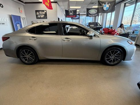 Used 2016 Lexus ES 350 w/ Luxury Package w/Wood Trim FWD image 11