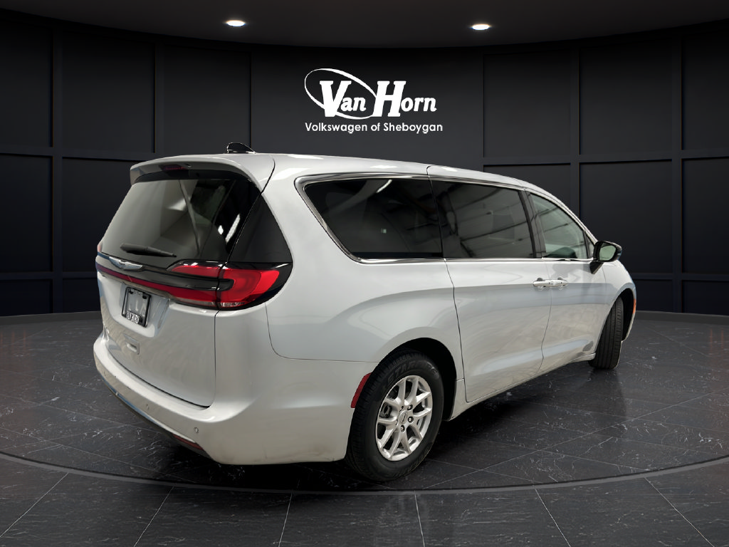 Used 2024 Chrysler Pacifica Touring-L FWD image 7