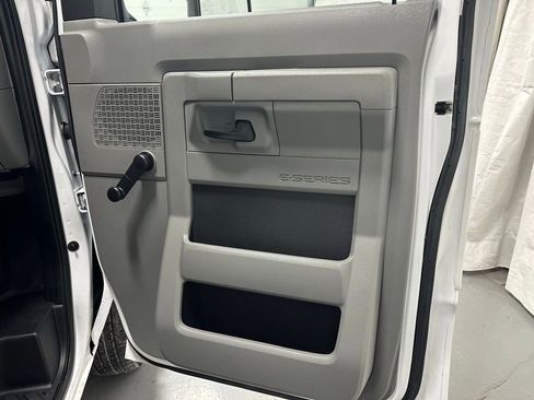 Used 2024 Ford E-350 and Econoline 350 Super Duty image 38