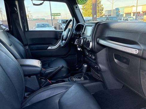 Used 2017 Jeep Wrangler Unlimited Rubicon w/ Connectivity Group AWD/4WD image 26