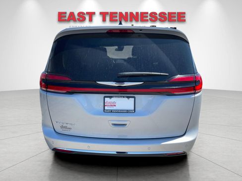 Used 2024 Chrysler Pacifica Touring-L FWD image 4