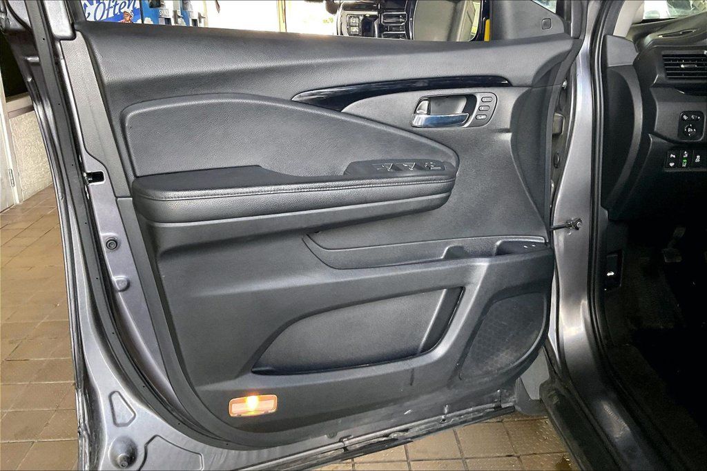 Used 2022 Honda Pilot Touring image 2