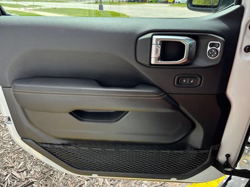 Used 2025 Jeep Wrangler Unlimited Sahara AWD/4WD image 18