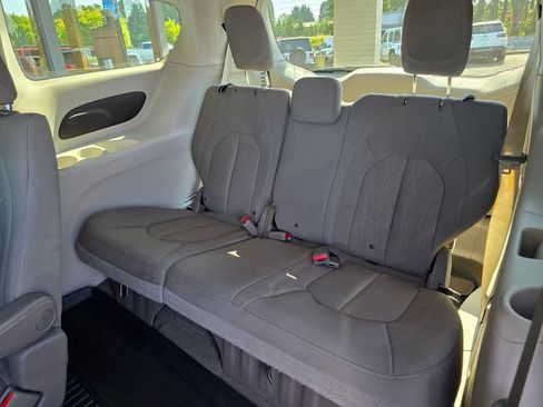 Used 2020 Chrysler Pacifica Touring FWD image 6