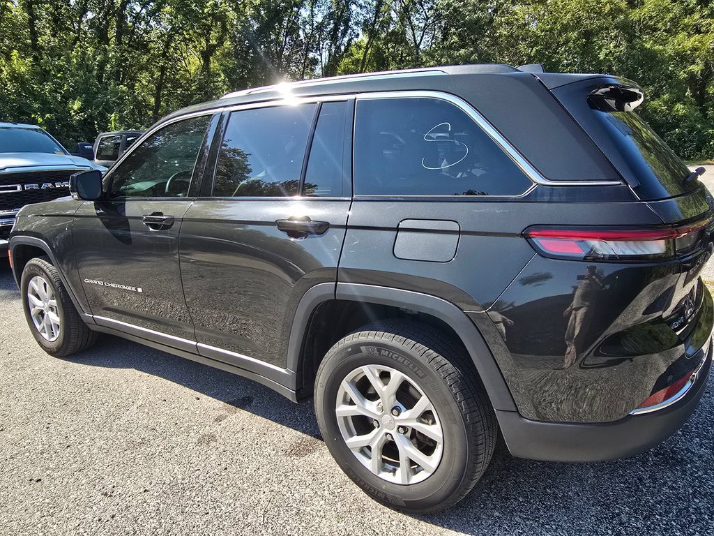 Used 2023 Jeep Grand Cherokee Limited w/ Luxury Tech Group II AWD/4WD image 4