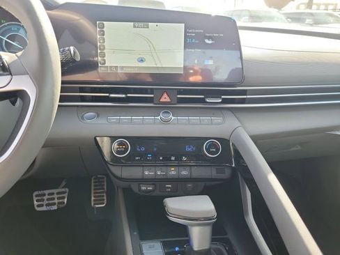 Certified 2025 Hyundai Elantra SEL FWD image 12