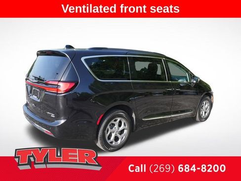 Used 2022 Chrysler Pacifica Limited AWD/4WD image 8