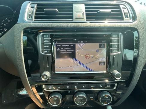 Used 2017 Volkswagen Jetta SEL FWD image 19