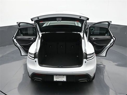 Used 2025 Porsche Macan image 24