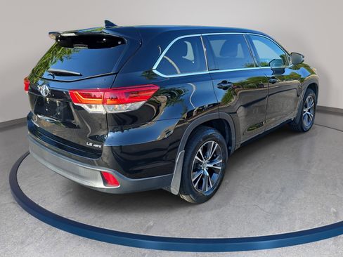Used 2017 Toyota Highlander Plus AWD/4WD image 5