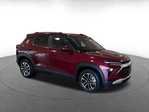 Used 2025 Chevrolet TrailBlazer LT FWD image 2
