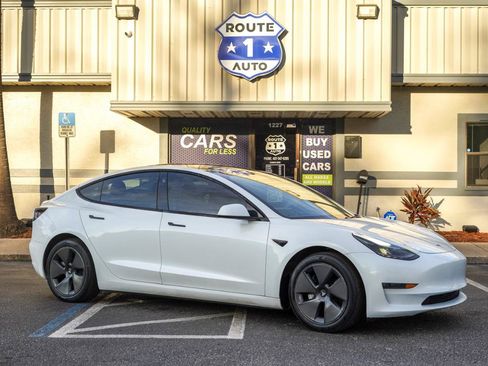 Used 2023 Tesla Model 3 Standard Range RWD image 3
