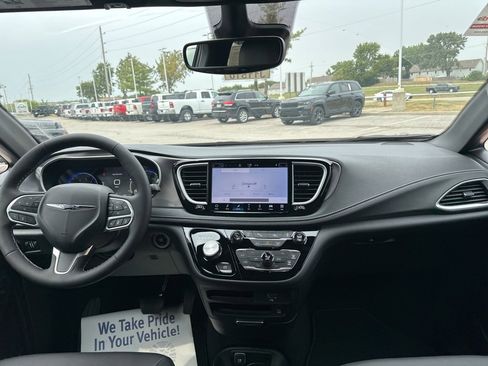 New 2026 Chrysler Pacifica Select image 2