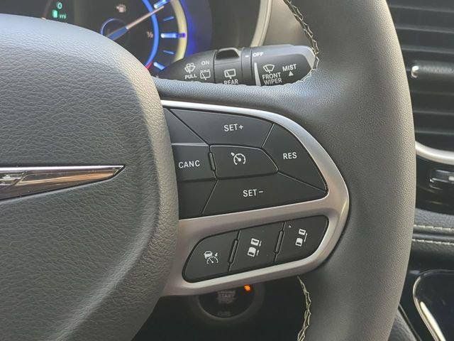 Certified 2025 Chrysler Pacifica Select FWD image 29