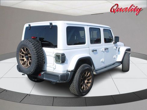 Used 2018 Jeep Wrangler Unlimited Sahara image 3