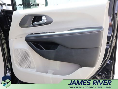 Used 2024 Chrysler Pacifica Touring-L FWD image 8
