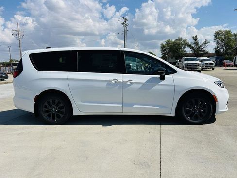 New 2026 Chrysler Pacifica Select w/ Quick Order Package 2EV image 42