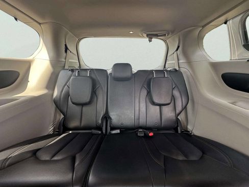 Used 2018 Chrysler Pacifica Touring-L FWD image 12
