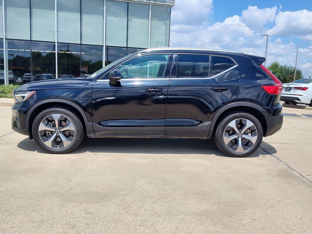 Used 2025 Volvo XC40 B5 Plus AWD/4WD image 4